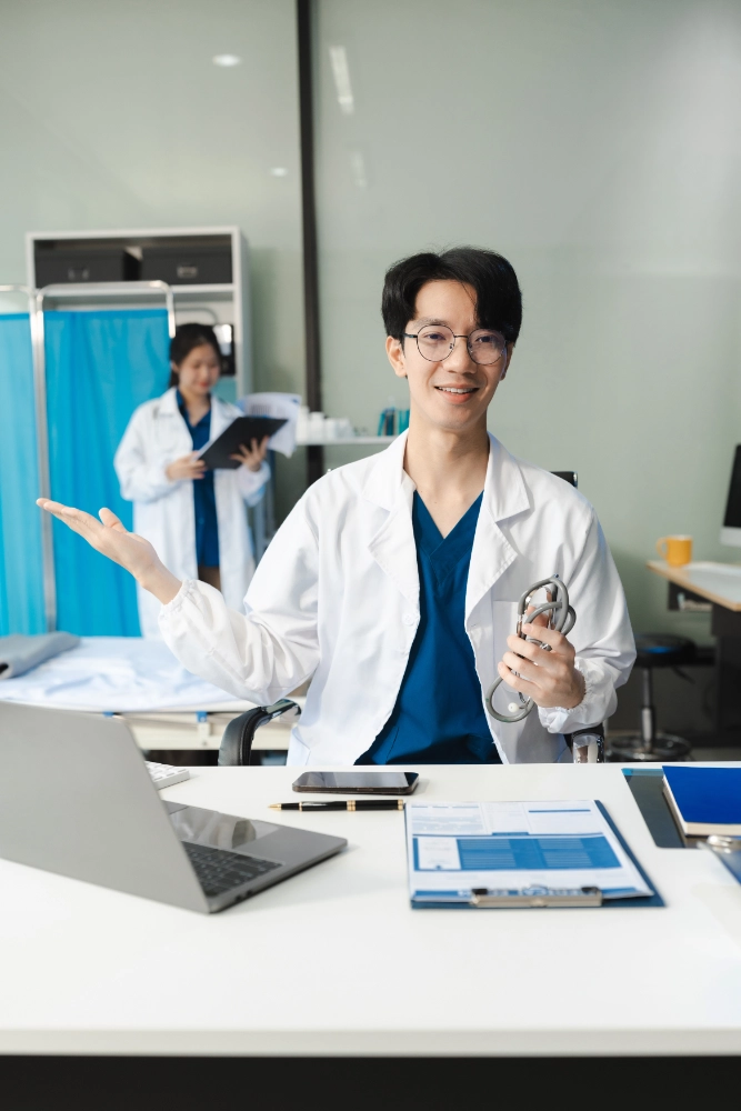 Los médicos de Neighborhood Health colaboran en la clínica, brindando atención compasiva y en equipo a los pacientes.